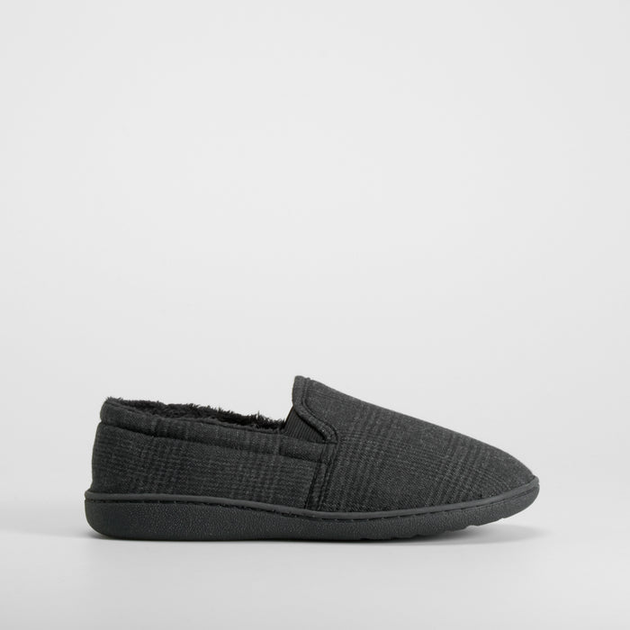 Zapatilla casa cerrada cuadros negra OLYNE