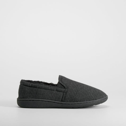 Zapatilla casa cerrada cuadros negra OLYNE