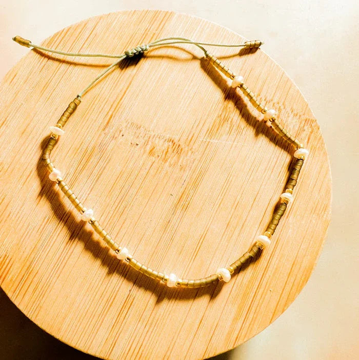 Curio Pearl Bracelet in Brown