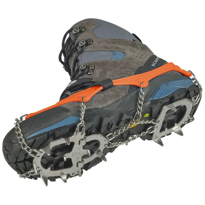 תקריב של שיני נירוסטה חזקות בספייקים לקרח Ice Master EVO