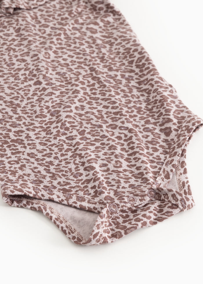 Baby bodystocking with leopard pattern in dusty purple and snap closure at the hem.