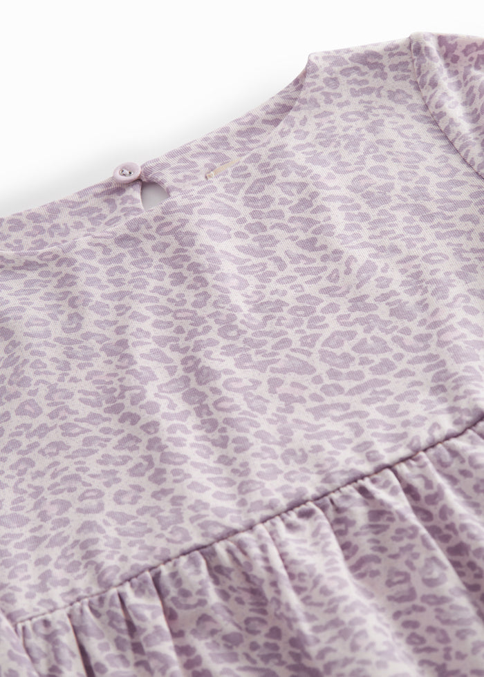 Lang-sleeved lyserød leopard dress for children with elastic in the sleeves and a snap closure at the back.