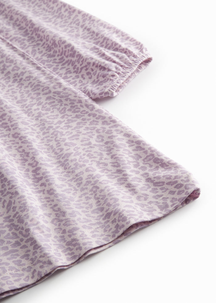 Lang-sleeved lyserød leopard dress for children with elastic in the sleeves and a snap closure at the back.