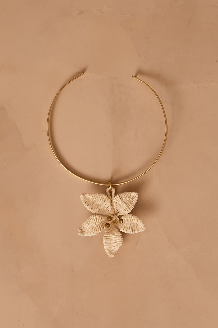 Natural And Gold Hibiscus Straw Open Necklace_2
