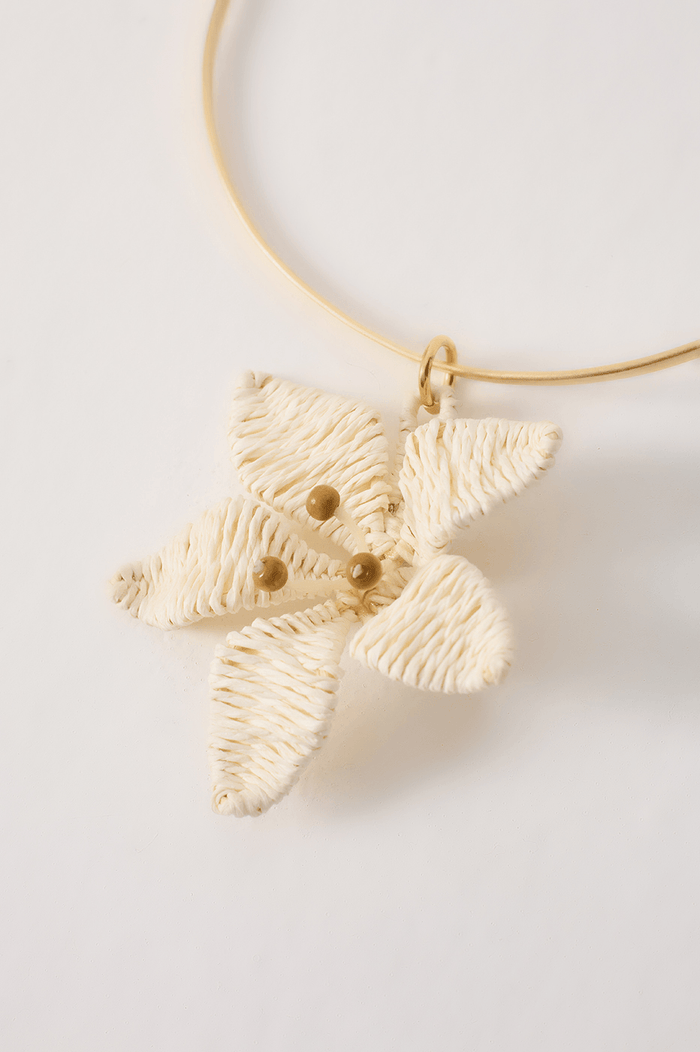 Natural And Gold Hibiscus Straw Open Necklace_7