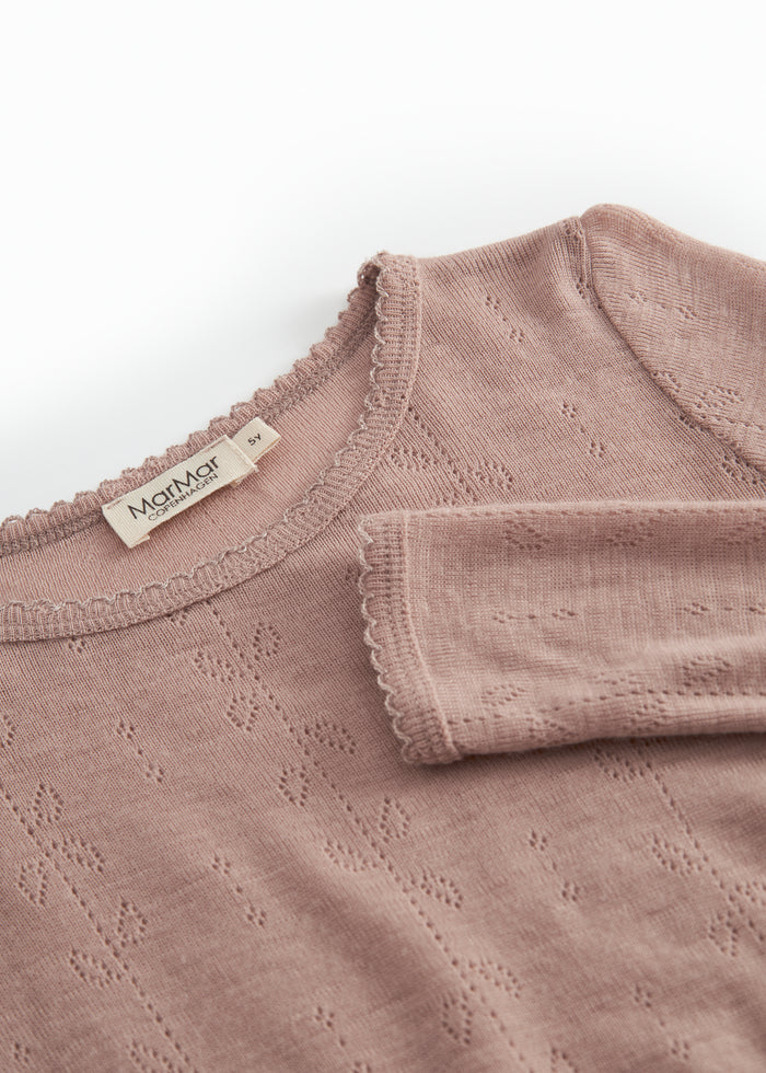 Detalje: rosa uld pointelle-T-shirt med rund hals og mærke i nakken.