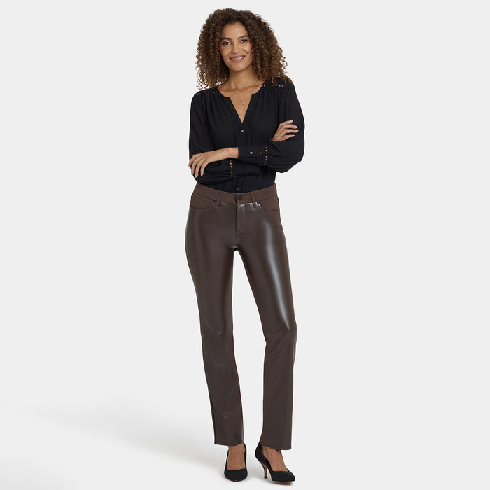 :hidden